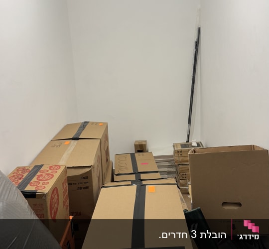 ארגזי קרטון, מזוודות וציוד ארוז המאוחסנים בתוך תא אחסון